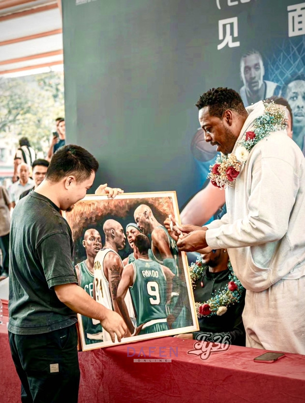 Give a painting to NBA superstar, Pierce - Yin Zhihui